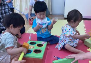 それぞれ気に入った手作りおもちゃで遊んでいます