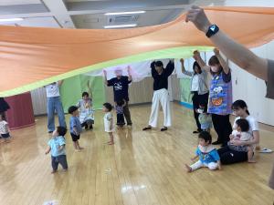 こども達が頭上のバルーンを見上げています