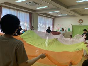 こども達がバルーンの中に入っています