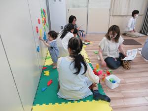 マグネットで壁にくっつく玩具で遊んでいます