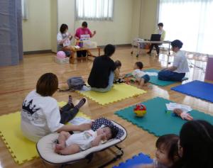 職員の実演を見ています