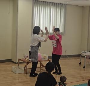 親子でハイタッチしています