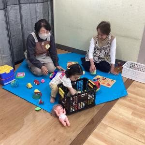 ボランティアさんと遊んでいます