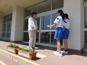 贈呈式で目録を受け取る児童2名