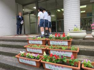 贈呈式で目録を受け取る児童3名