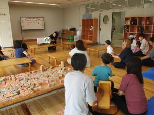 読み聞かせを楽しむ親子たち
