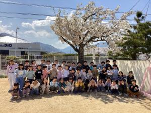 桜の木の下での集合写真