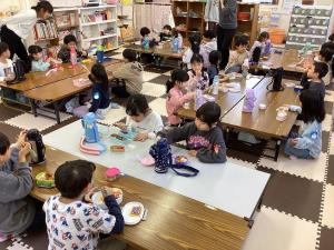 お弁当を食べています
