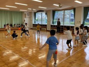 思い切り汗をかいてドッチボールをしています