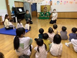 こいのぼりや兜についての話を聞いている画像