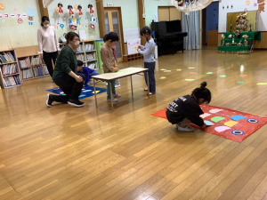 うろこを貼って大きなこいのぼりを作っている画像