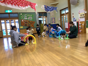 こいのぼりのトンネルをくぐっている画像