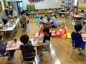 ホールで会食をしている画像