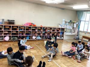 友達と一緒にふれあい遊びを楽しんでいる画像