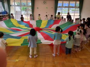 異年齢でバルーンを楽しんでいる画像
