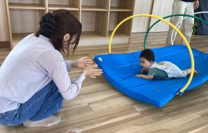 ハイハイで母のところまで行く男児の画像
