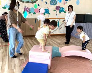 遊具で遊ぶ3人の男児の画像
