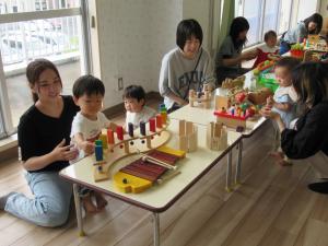 木のおもちゃを親子で選んでいます