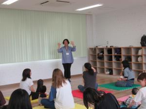 講師の先生のわらべ歌で講座が始まります