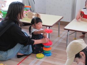 赤、青、黄色いろいろな輪を回して入れています