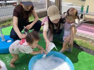 初めての泡の感触にドキドキしている子もいます