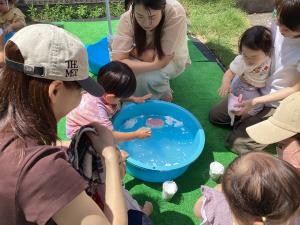 泡が水にとける様子を眺めている子がいます