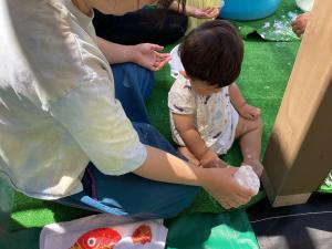 足についた泡をこすっています