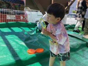 シャボン玉を飛ばしています