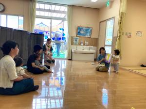 みんなで絵本を見ています