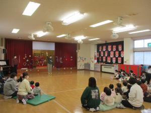 ひな祭り会に参加している子ども達の画像