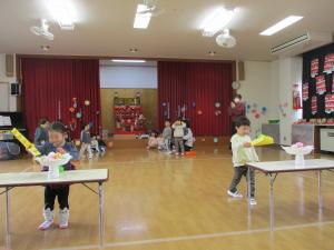 ひなあられ運びゲームに参加している子ども達の画像