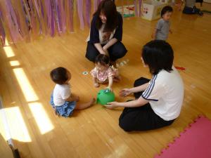 カエルの起き上がりこぼしで遊んでいます