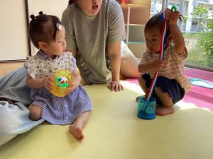 リボンを引っ張っています