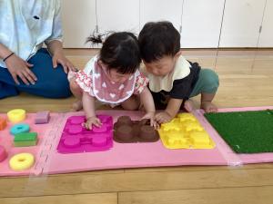 でこぼこの部分をさわっています