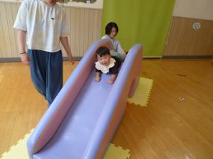 すべり台を滑っています