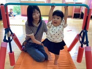 鉄棒にぶら下がっています
