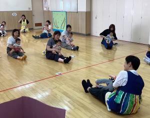 ふれあい遊びをしています