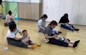 顔に触れるふれあい遊びをしています
