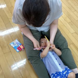 実際に仕上げみがきをしています