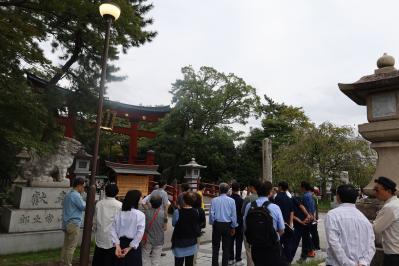 氣比神宮付近を見学している画像
