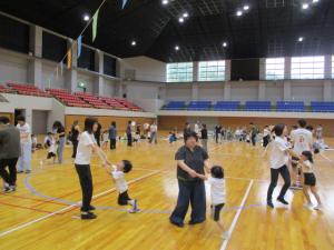 親子ダンスを楽しんでいる画像
