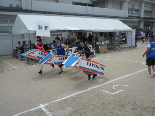 参加者が町内の新幹線に乗っている画像
