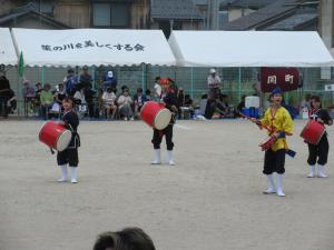 太鼓円舞を披露している画像