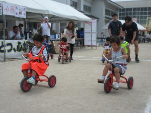 幼児が三輪車でレースしている画像