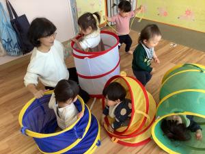 トンネルから外を見ている子どもの画像