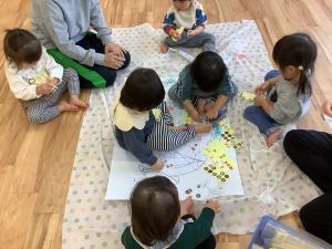 シールを貼っている子どもの画像