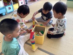 積み木を積み重ねる子どもの画像