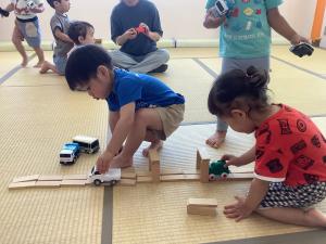 車を走らせている子どもの画像