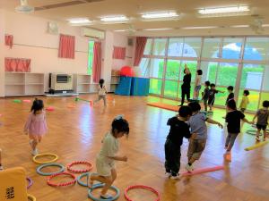 一緒に運動あそびをしている子どもたちの画像