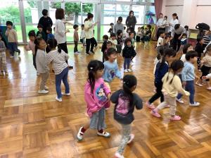 踊っている子ども達の画像